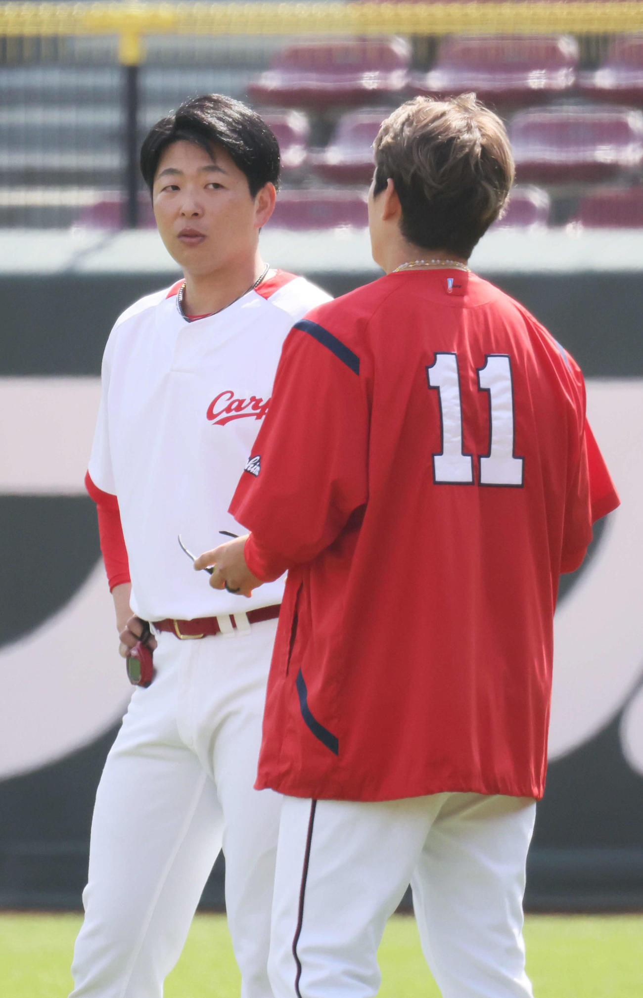 九里と話し合う大瀬良（左）（撮影・加藤孝規）