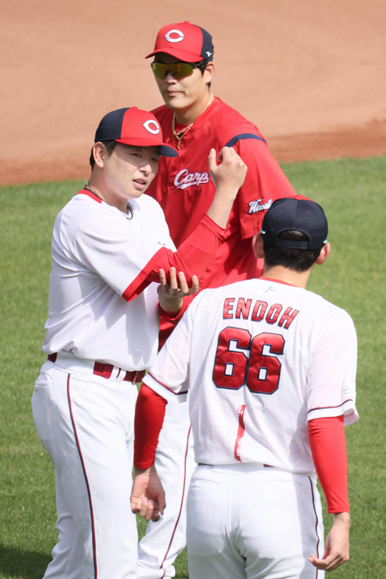 遠藤と話し合う大瀬良（左）。右後ろは九里（撮影・加藤孝規）