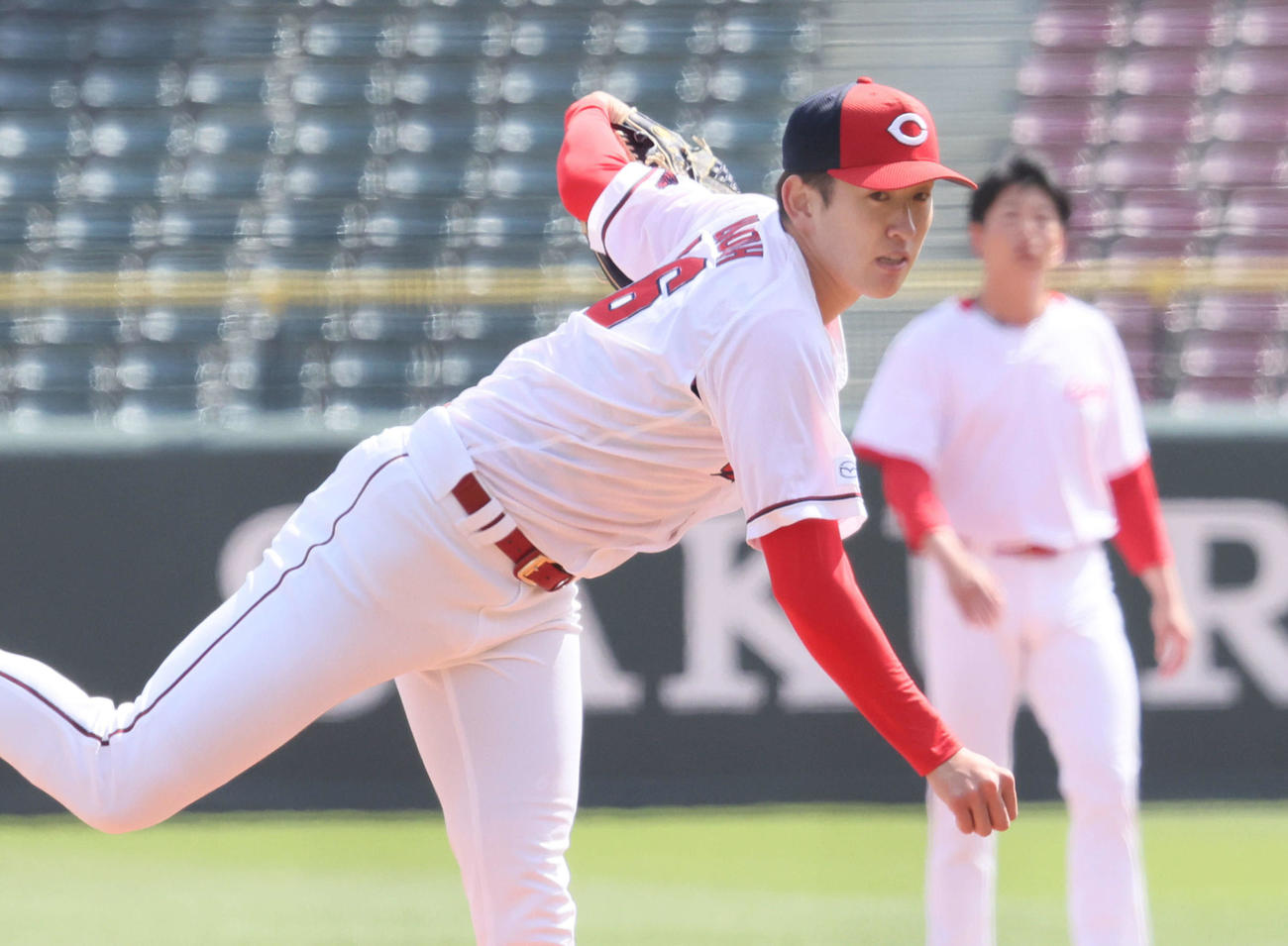 マウンドで投球練習をする遠藤。右後ろは大瀬良（撮影・加藤孝規）