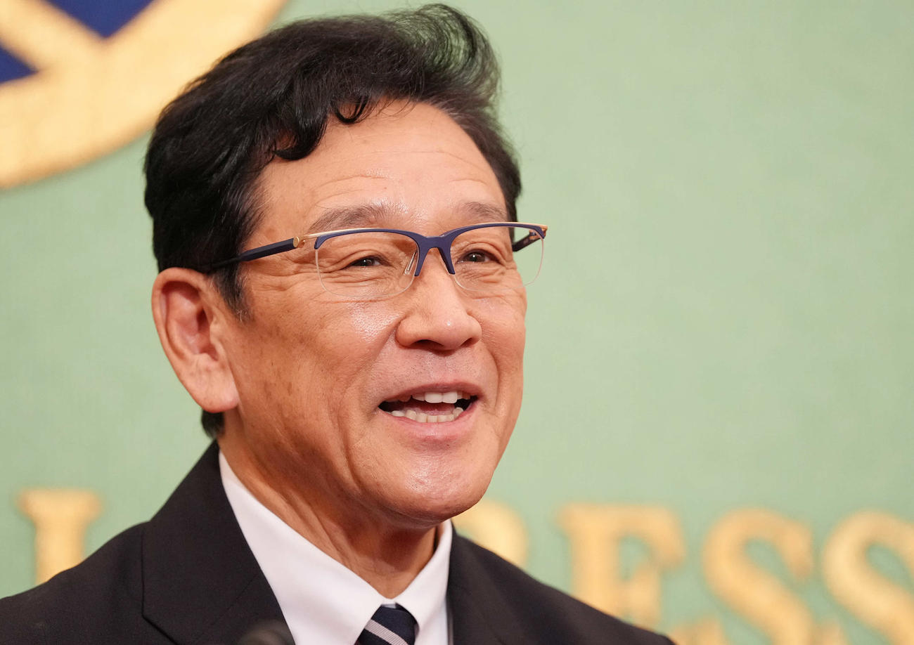 日本記者クラブで会見し、笑顔の侍ジャパン栗山監督（撮影・鈴木みどり）