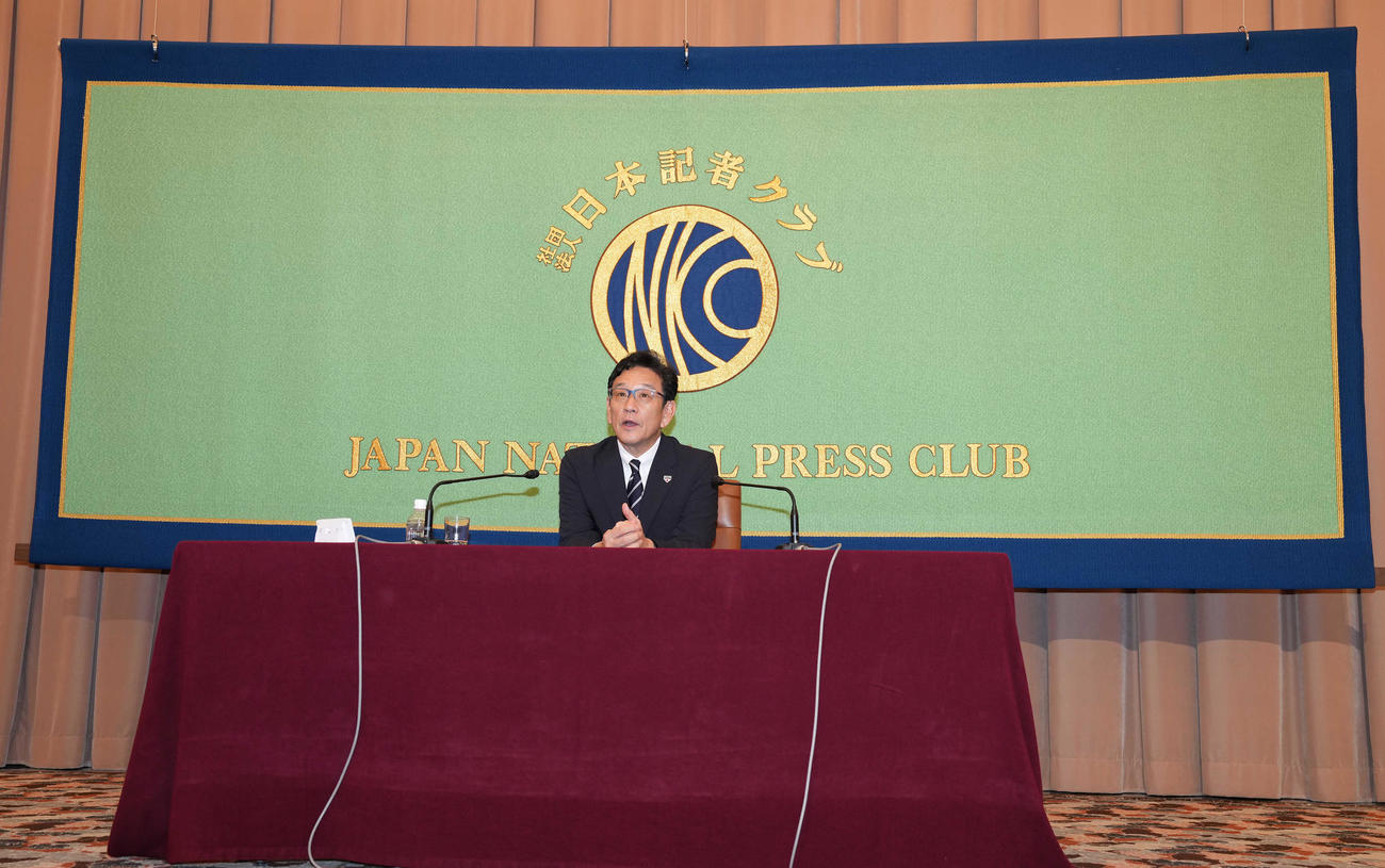 日本記者クラブで会見した侍ジャパン栗山監督（撮影・鈴木みどり）