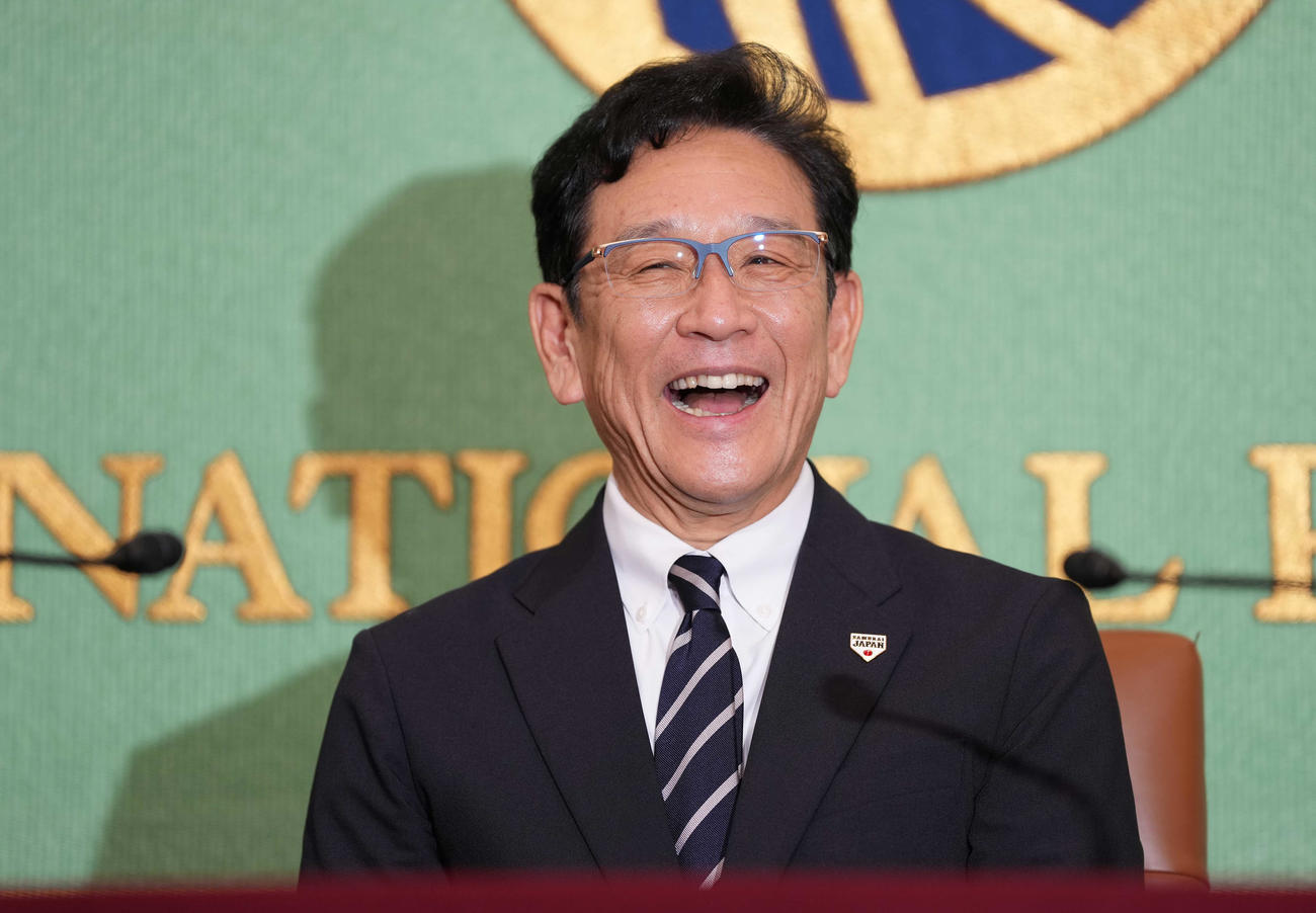 日本記者クラブで会見し、笑顔の侍ジャパン栗山監督（撮影・鈴木みどり）