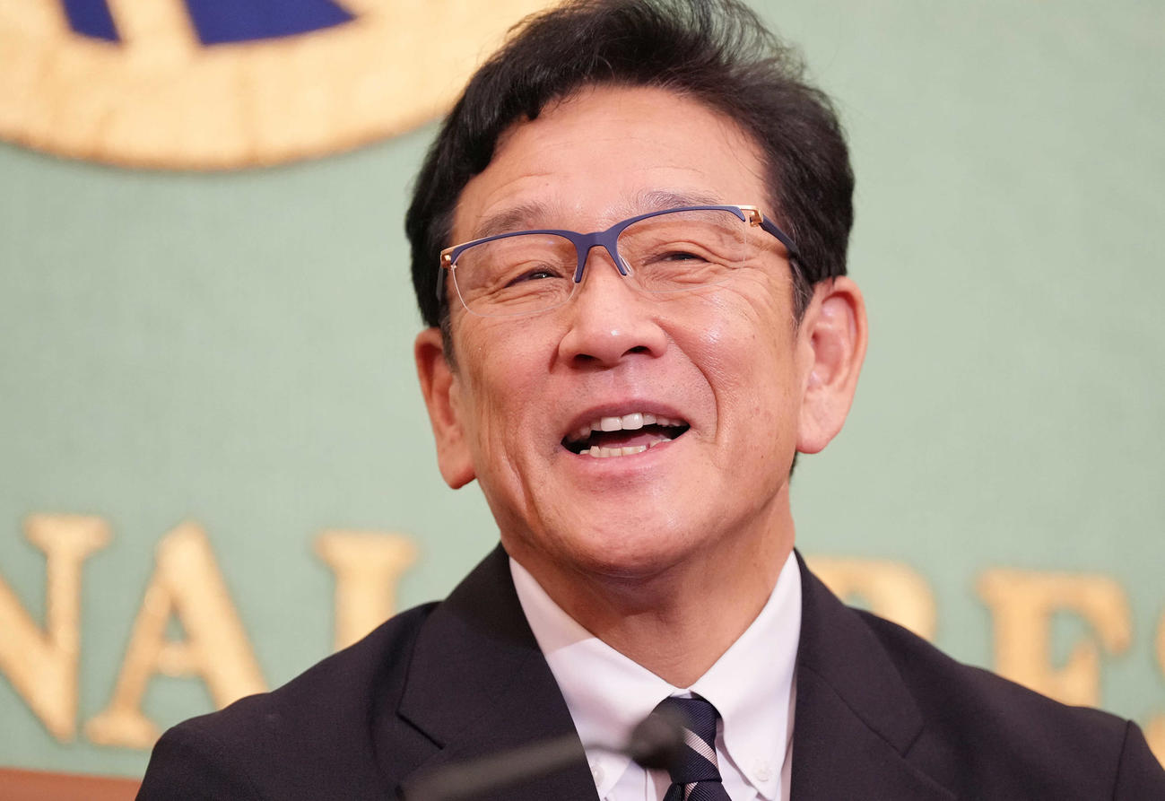 日本記者クラブで会見し、笑顔の侍ジャパン栗山監督（撮影・鈴木みどり）
