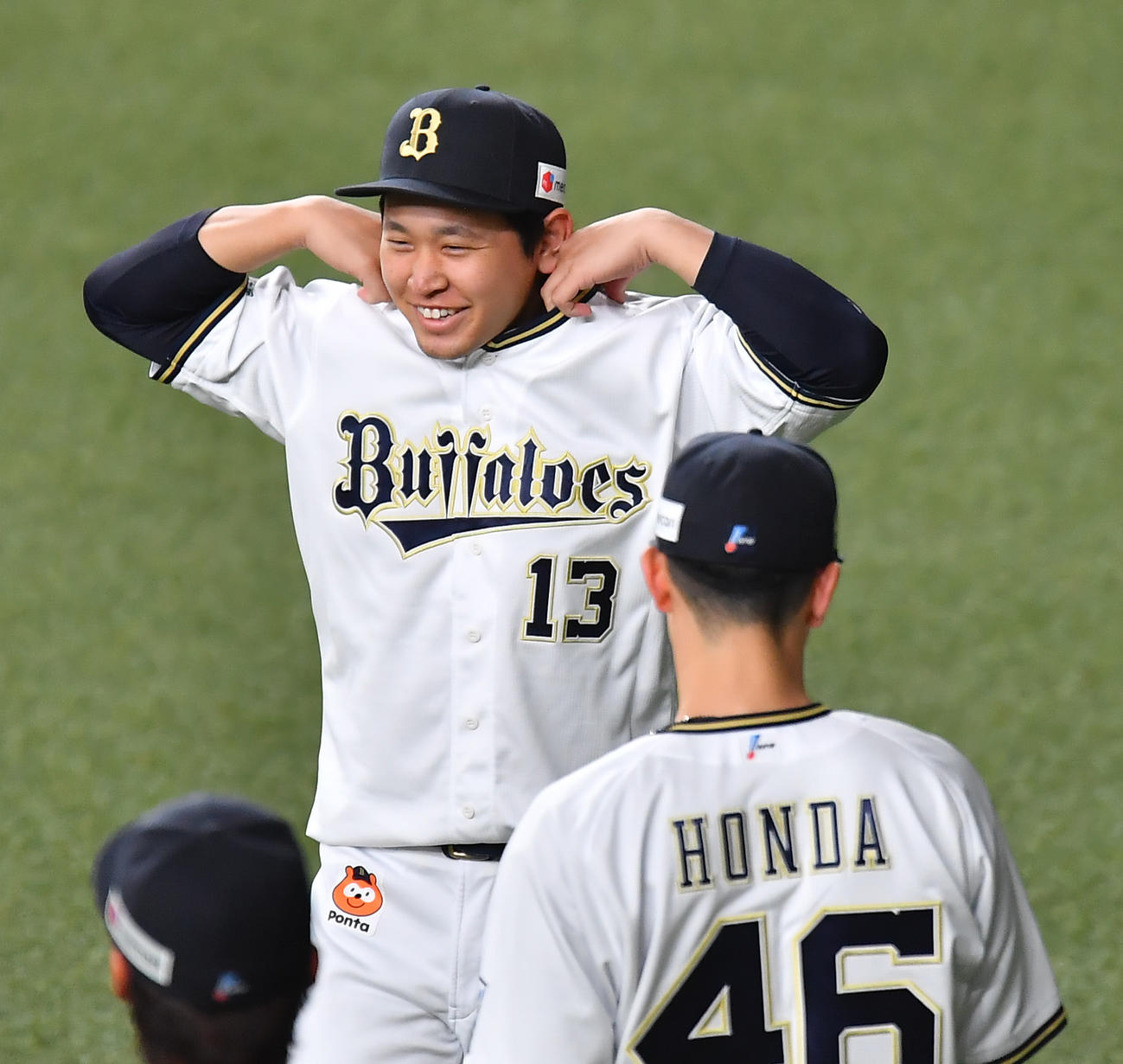 練習中に笑顔をみせるオリックス宮城（撮影・清水貴仁）