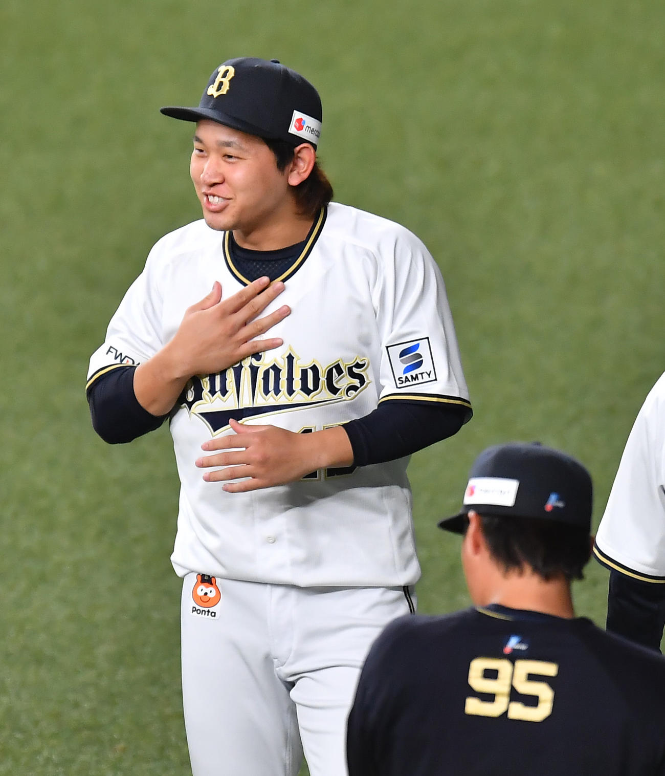 練習中に笑顔をみせるオリックス宮城（撮影・清水貴仁）