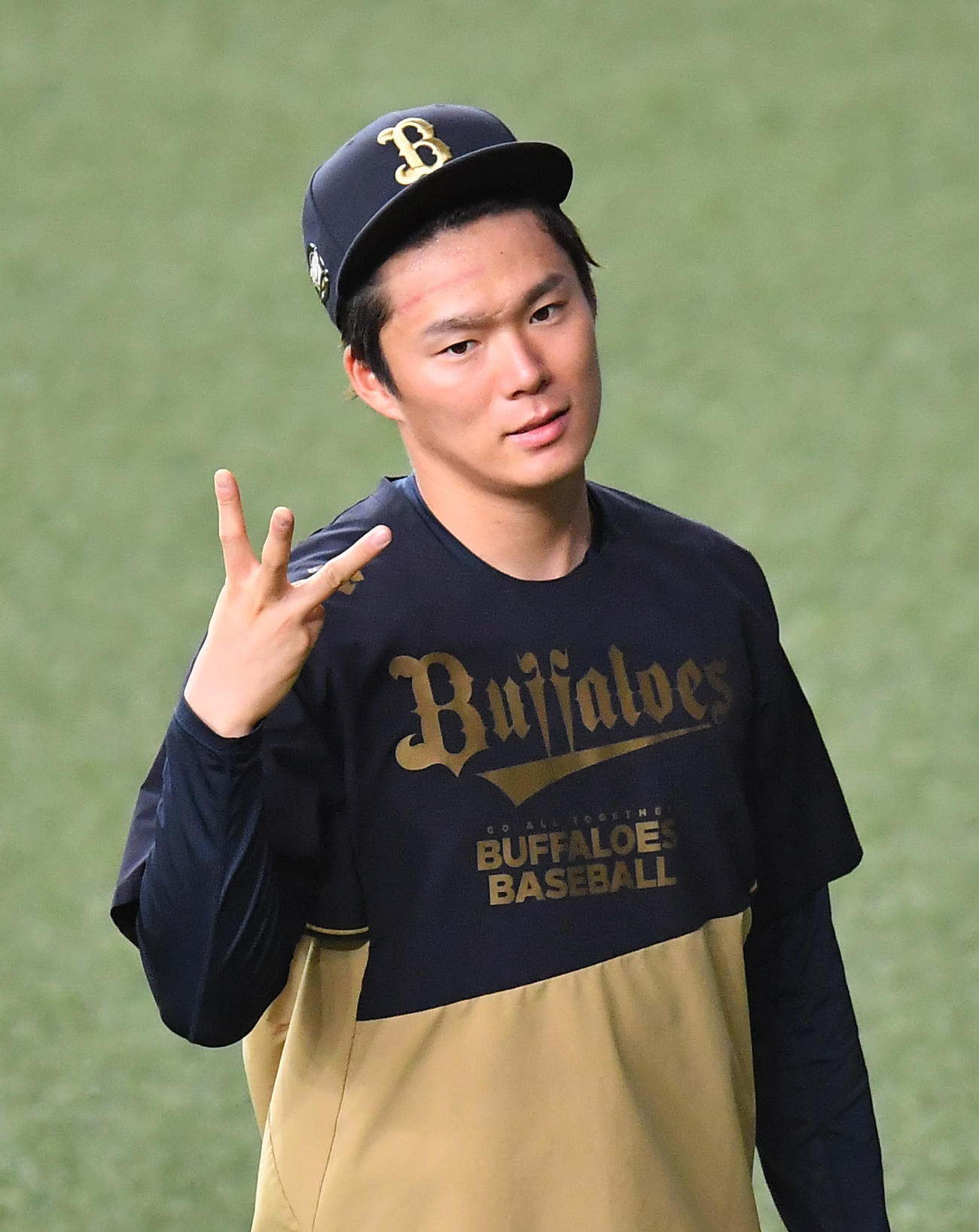 練習でポーズを決めるオリックス山本（撮影・清水貴仁）