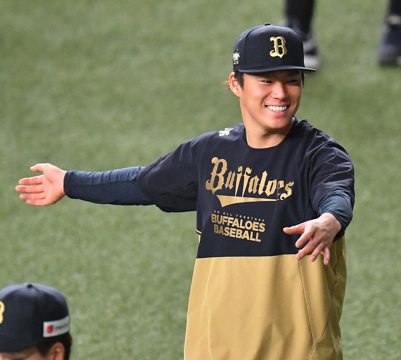 練習で笑顔をみせるオリックス山本（撮影・清水貴仁）
