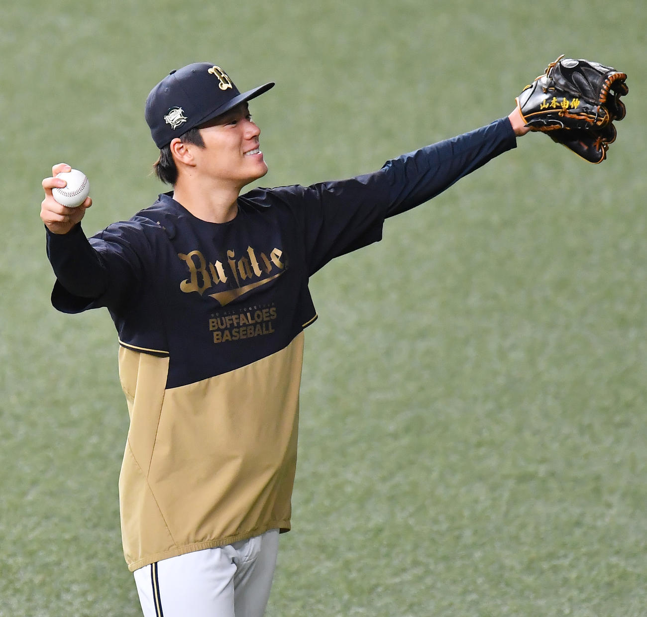 キャッチボールを終え両手を広げ笑顔をみせるオリックス山本（撮影・清水貴仁）