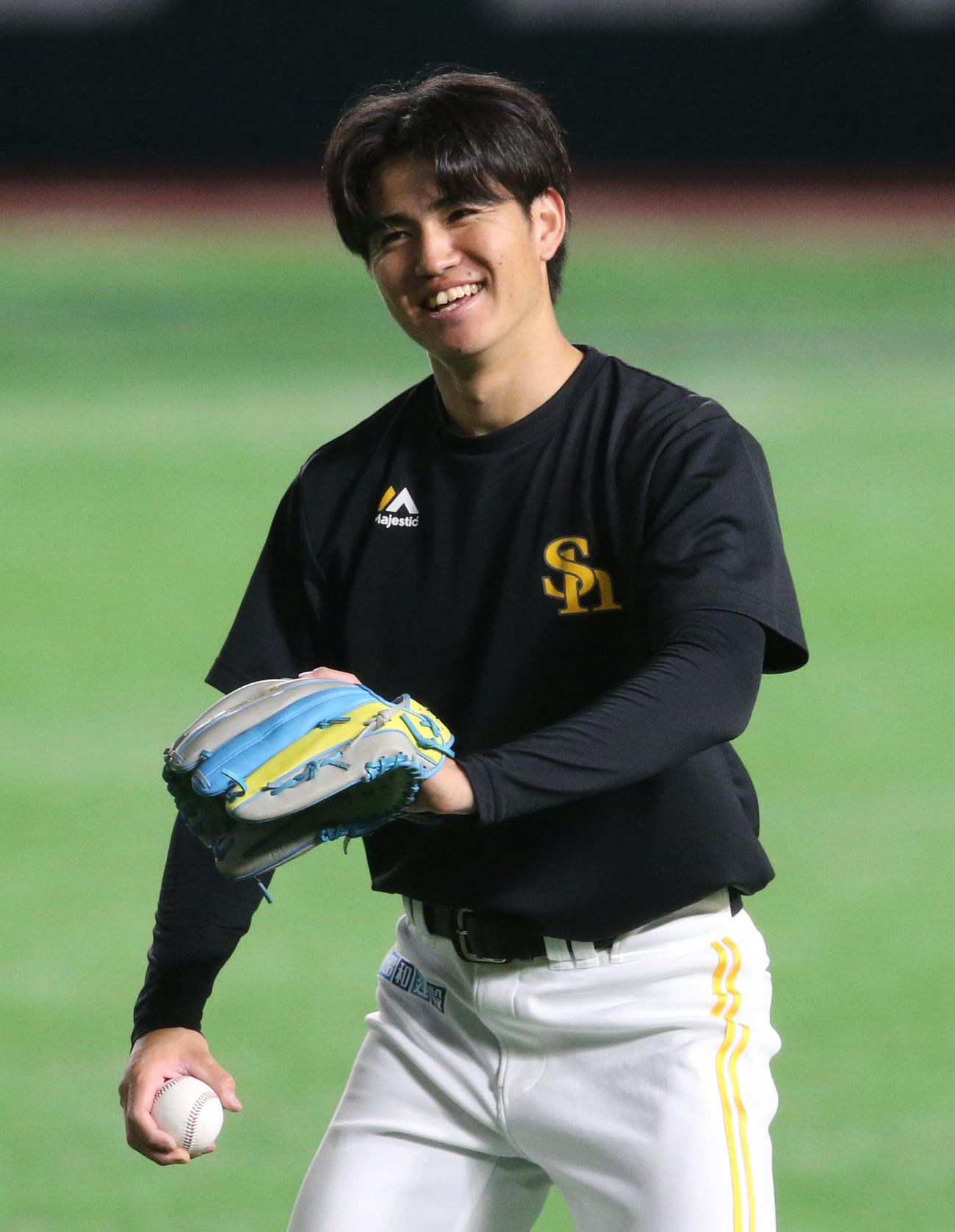 練習中、笑顔を見せる高橋礼（撮影・梅根麻紀）
