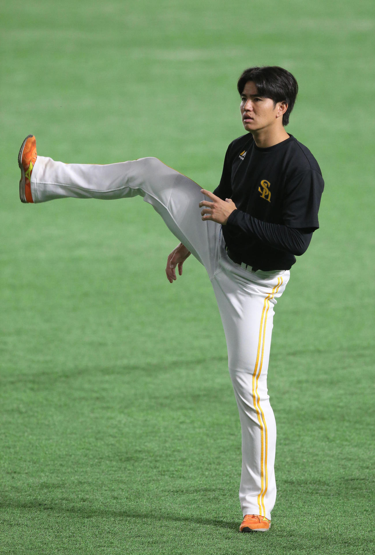 体をほぐす高橋礼（撮影・梅根麻紀）