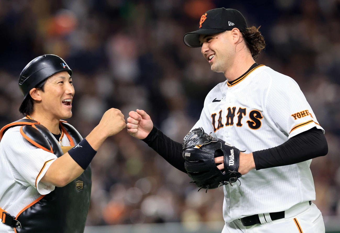 巨人小林（左）とグータッチするビーディ（2023年3月24日撮影）