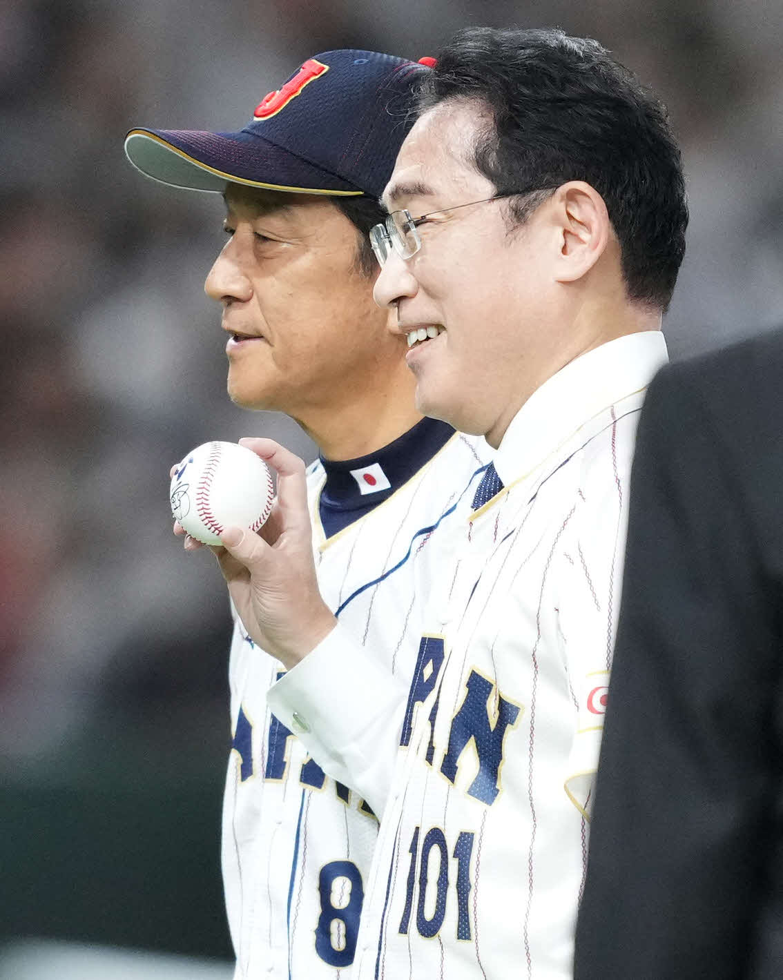 日本対韓国　始球式を終え、栗山監督（左）と記念写真に納まる岸田首相（2023年3月10日撮影）