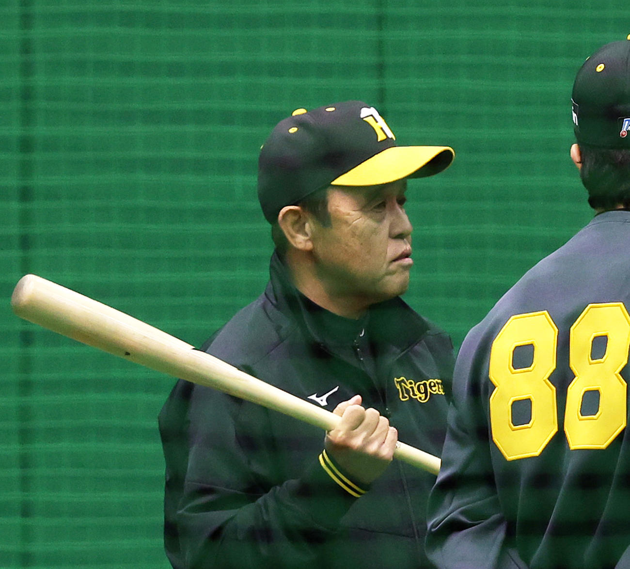 投手指名練習で打撃指導する岡田監督（撮影・白石智彦）
