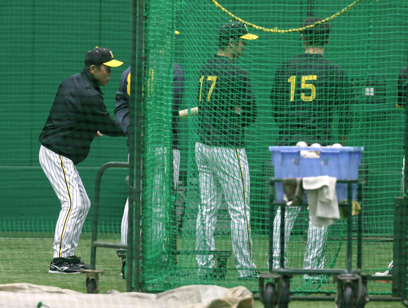 投手指名練習でバント指導する阪神岡田監督（左）（撮影・白石智彦）