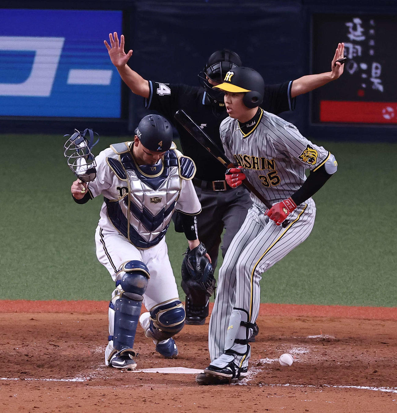 26日、オリックス戦の5回表無死一塁で送りバントに失敗する才木