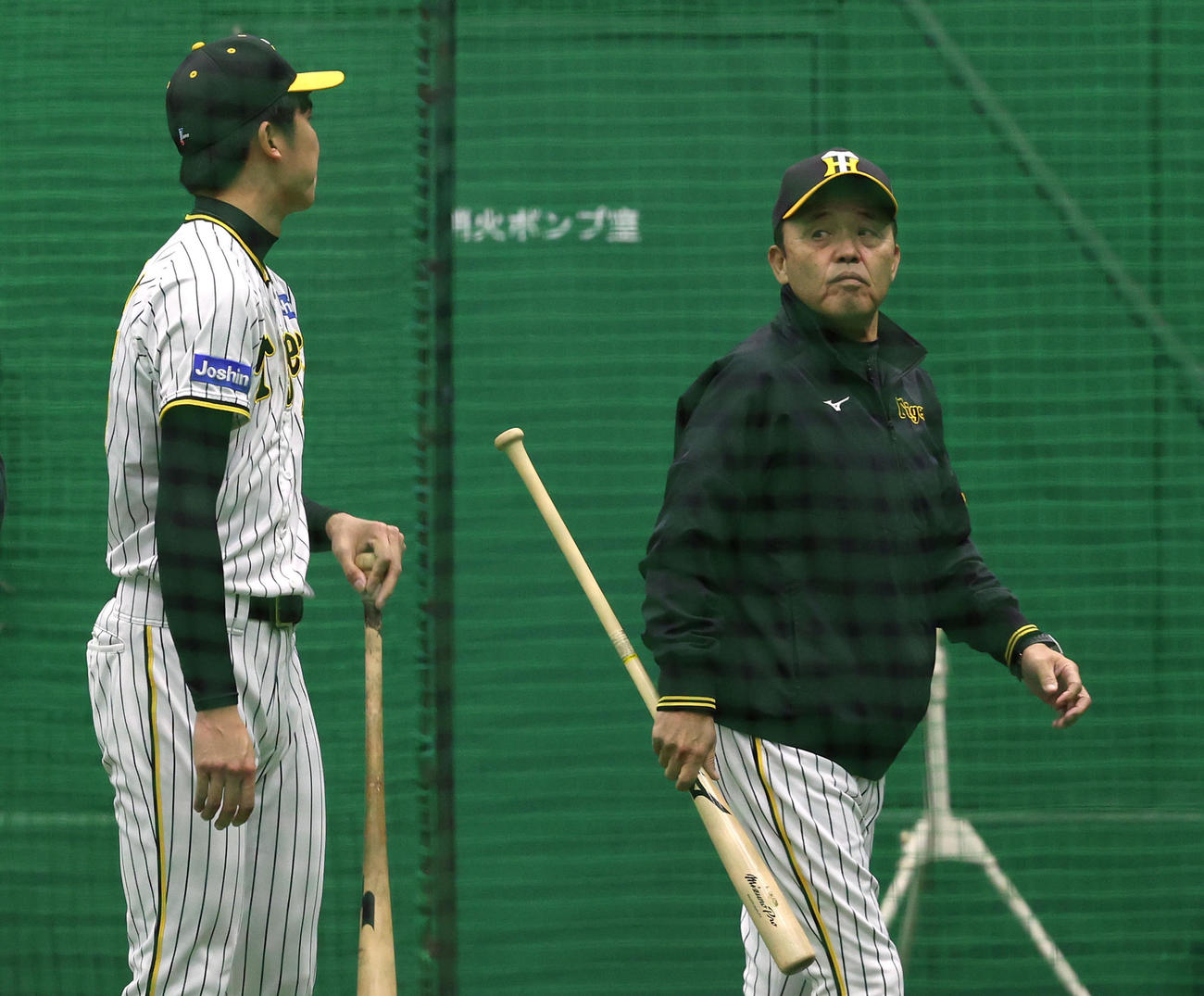 才木（左）に打撃指導する岡田監督（撮影・白石智彦）