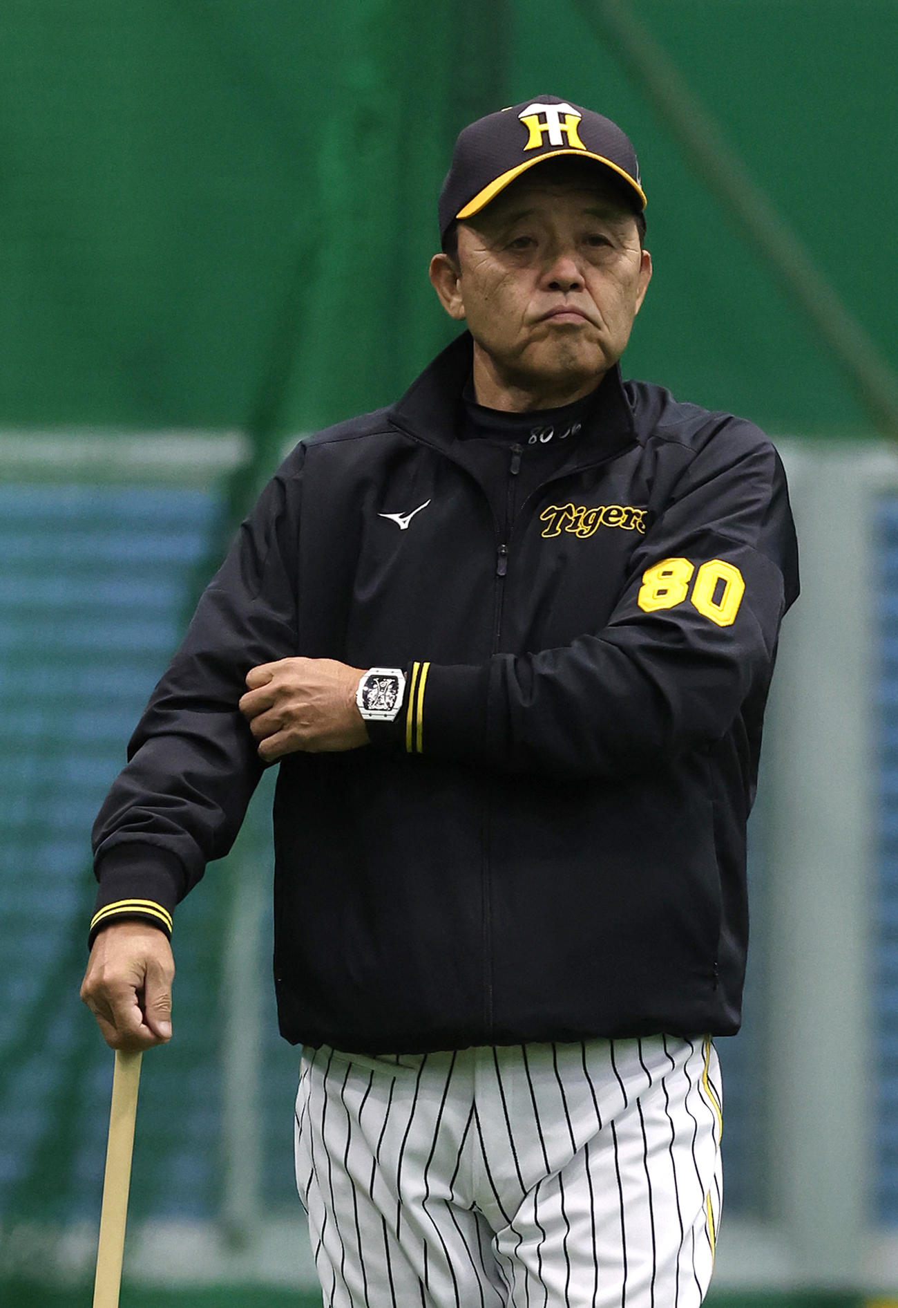 投手指名練習を見守る岡田監督（撮影・白石智彦）
