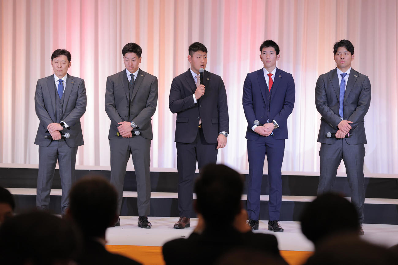 壇上であいさつをする、左から村田ブルペンコーチ、大勢、岡本和、戸郷、大城卓