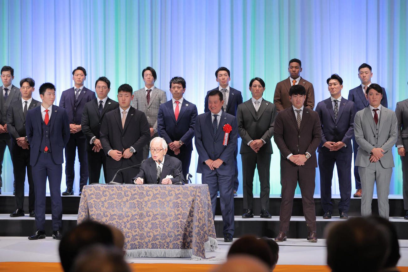激励会であいさつをする読売新聞グループ本社渡辺恒雄代表取締役主筆