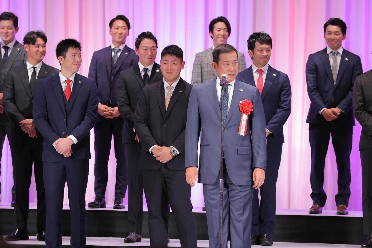 激励会であいさつをする原監督