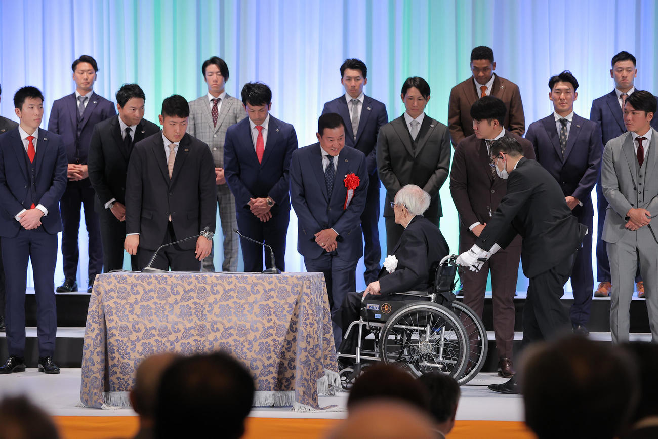 激励会であいさつをする読売新聞グループ本社渡辺恒雄代表取締役主筆