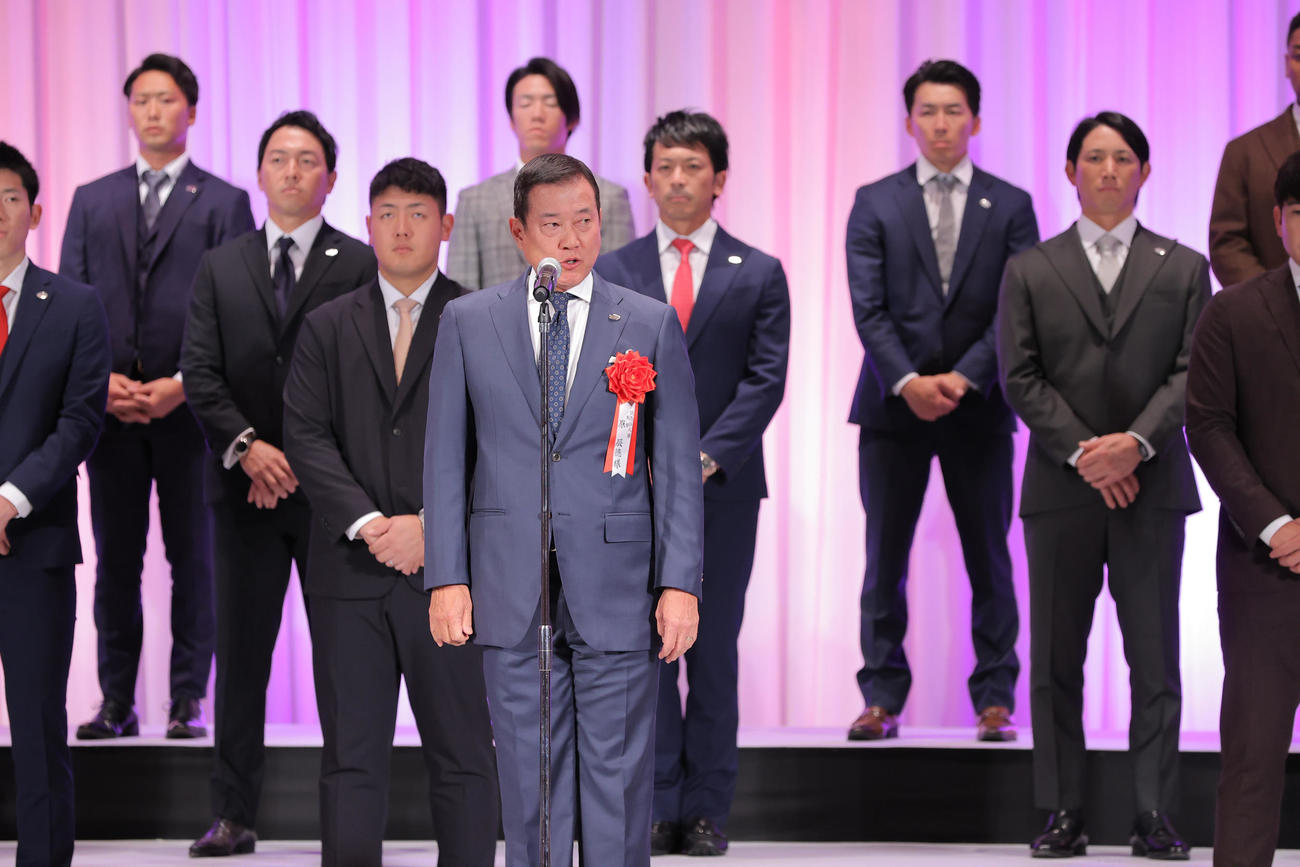 激励会であいさつをする原監督