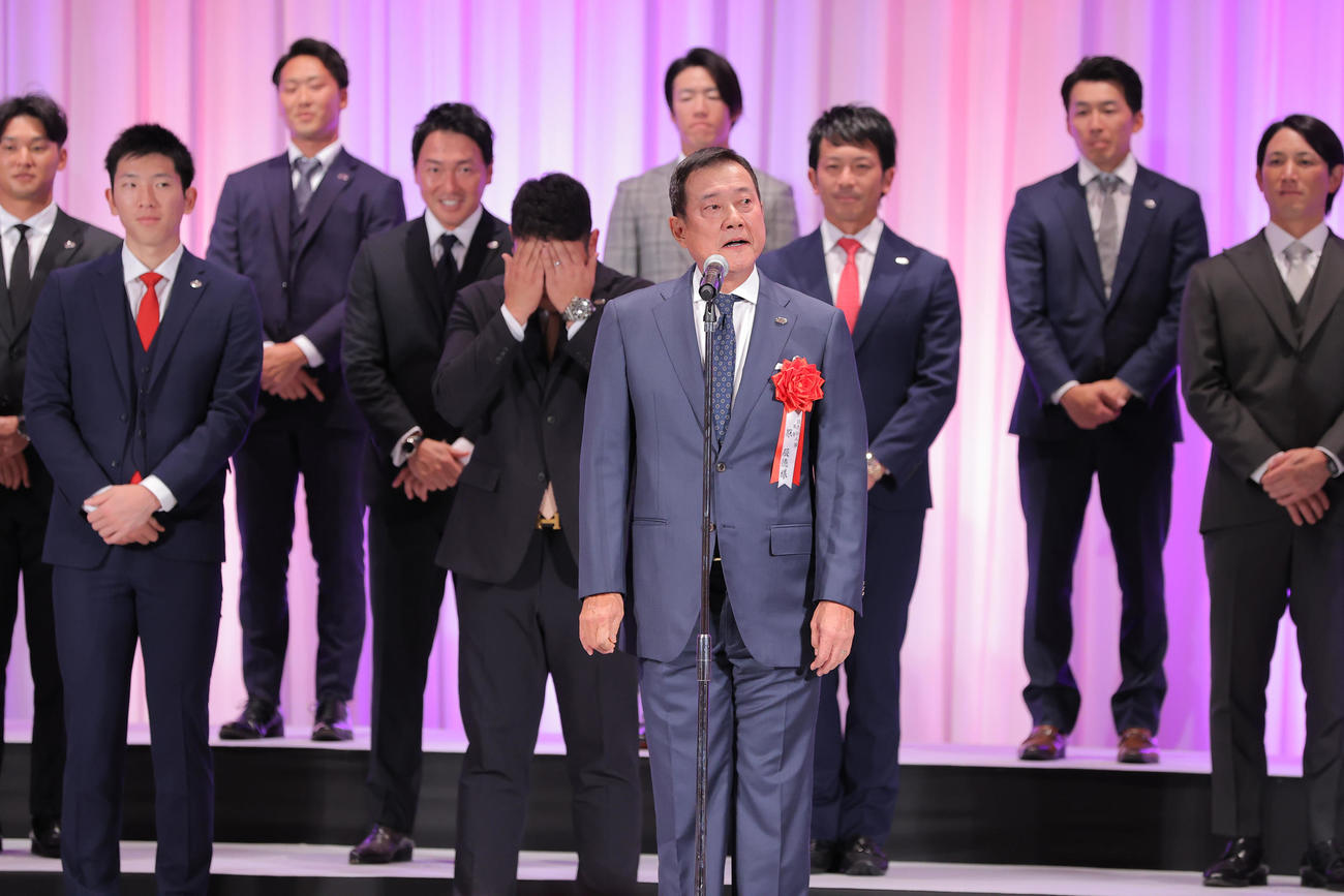激励会であいさつをする原監督