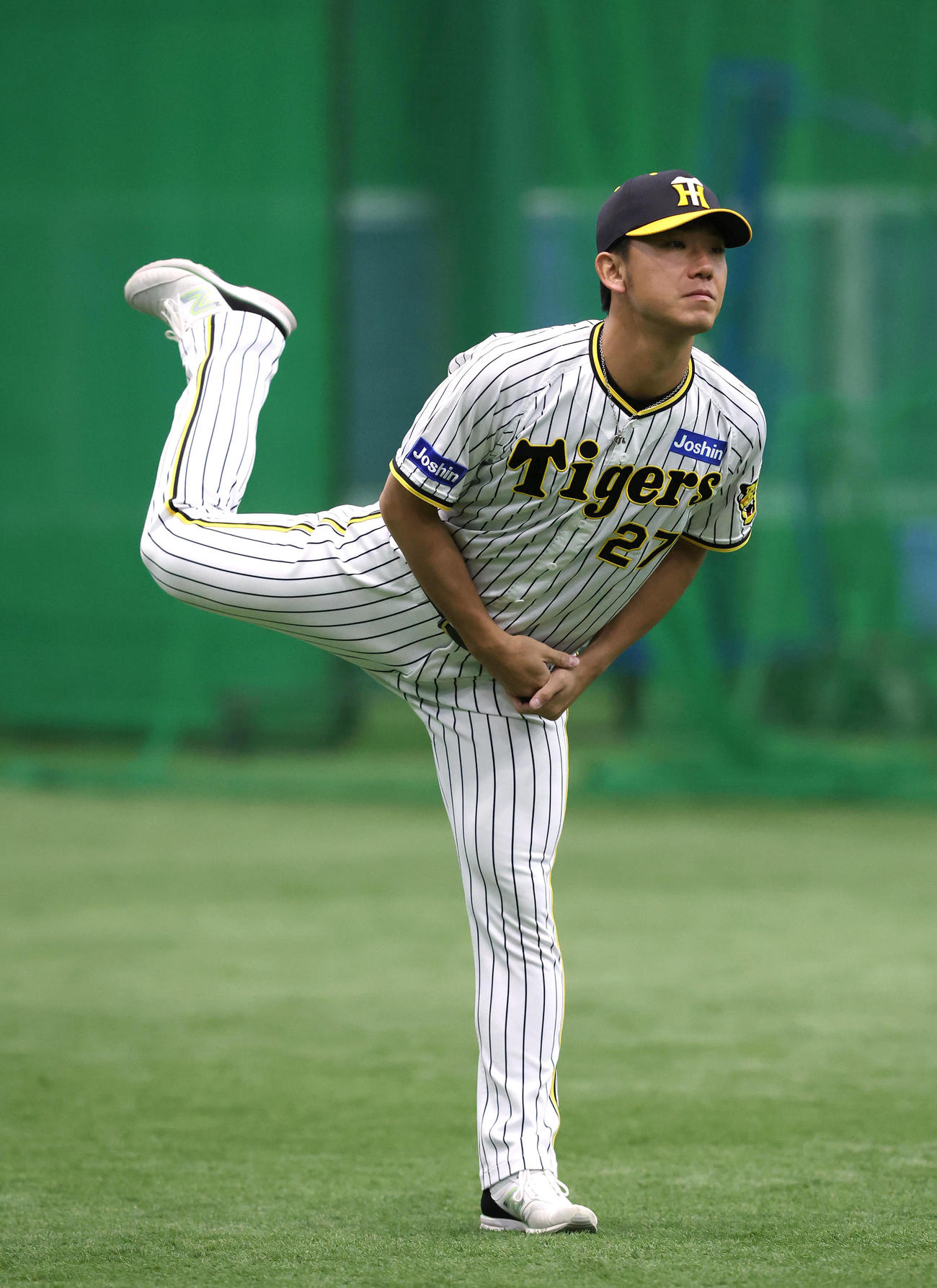 投手指名練習でウオーミングアップする伊藤将（撮影・白石智彦）