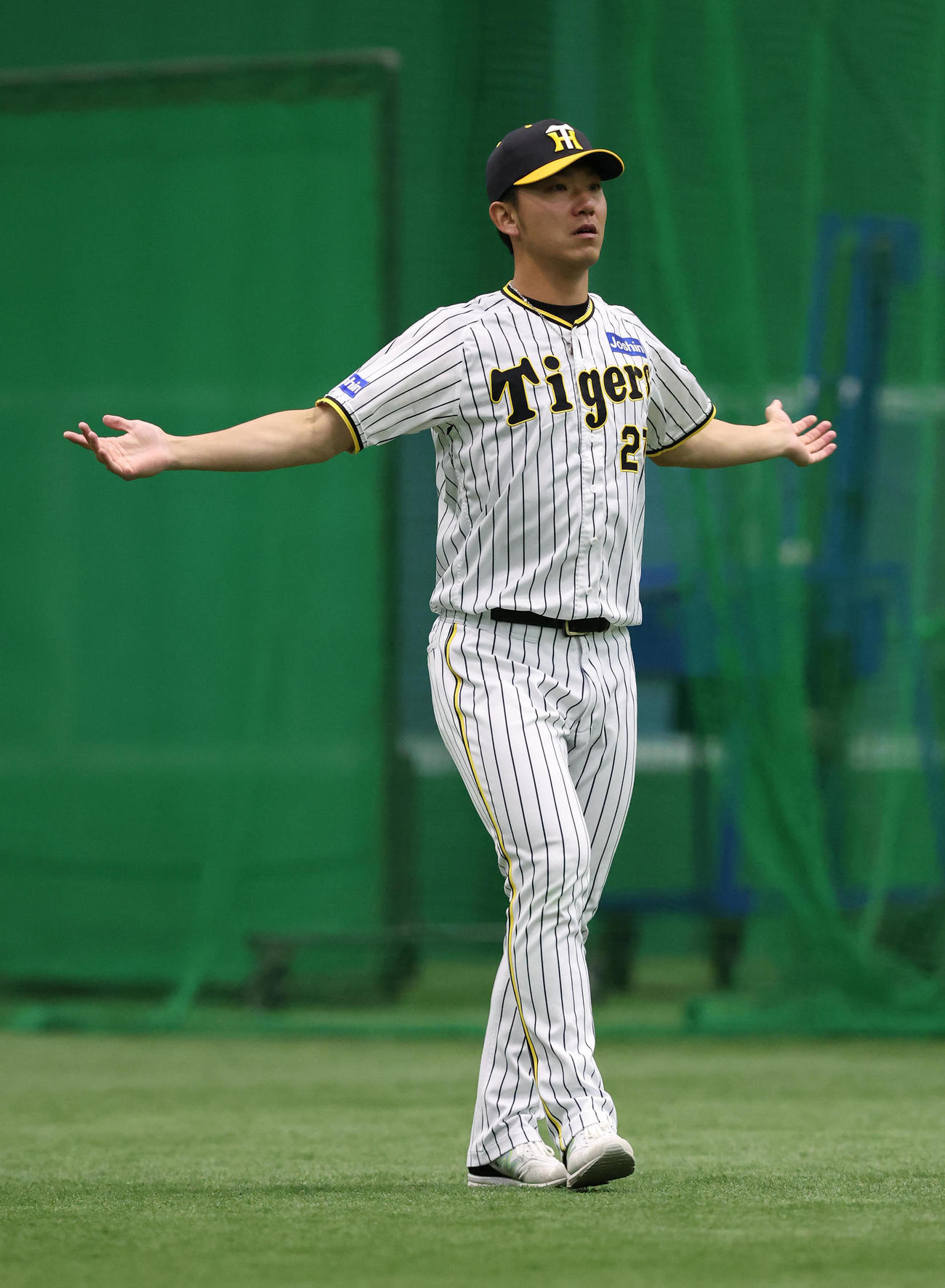 投手指名練習でウオーミングアップする伊藤将（撮影・白石智彦）