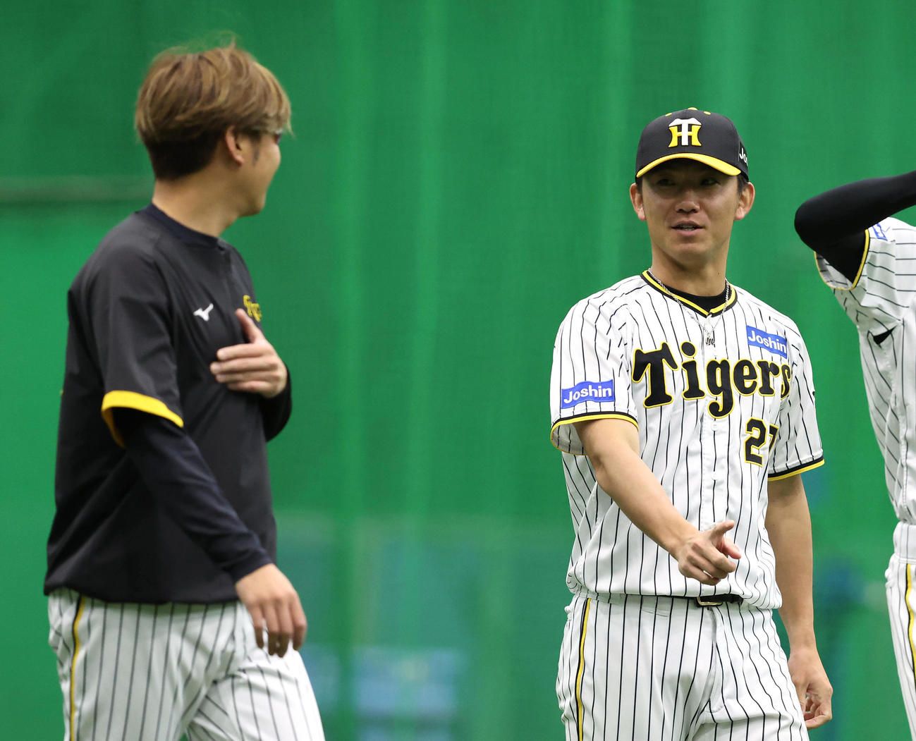 投手指名練習で会話を交わす西勇（左）と伊藤将（撮影・白石智彦）