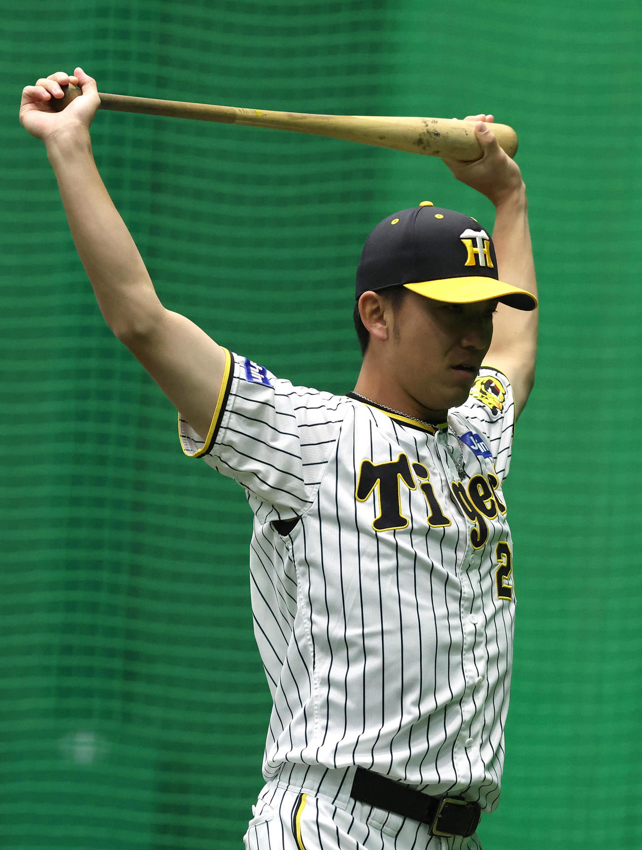 投手指名練習でバットを両手で上げる伊藤将（撮影・白石智彦）