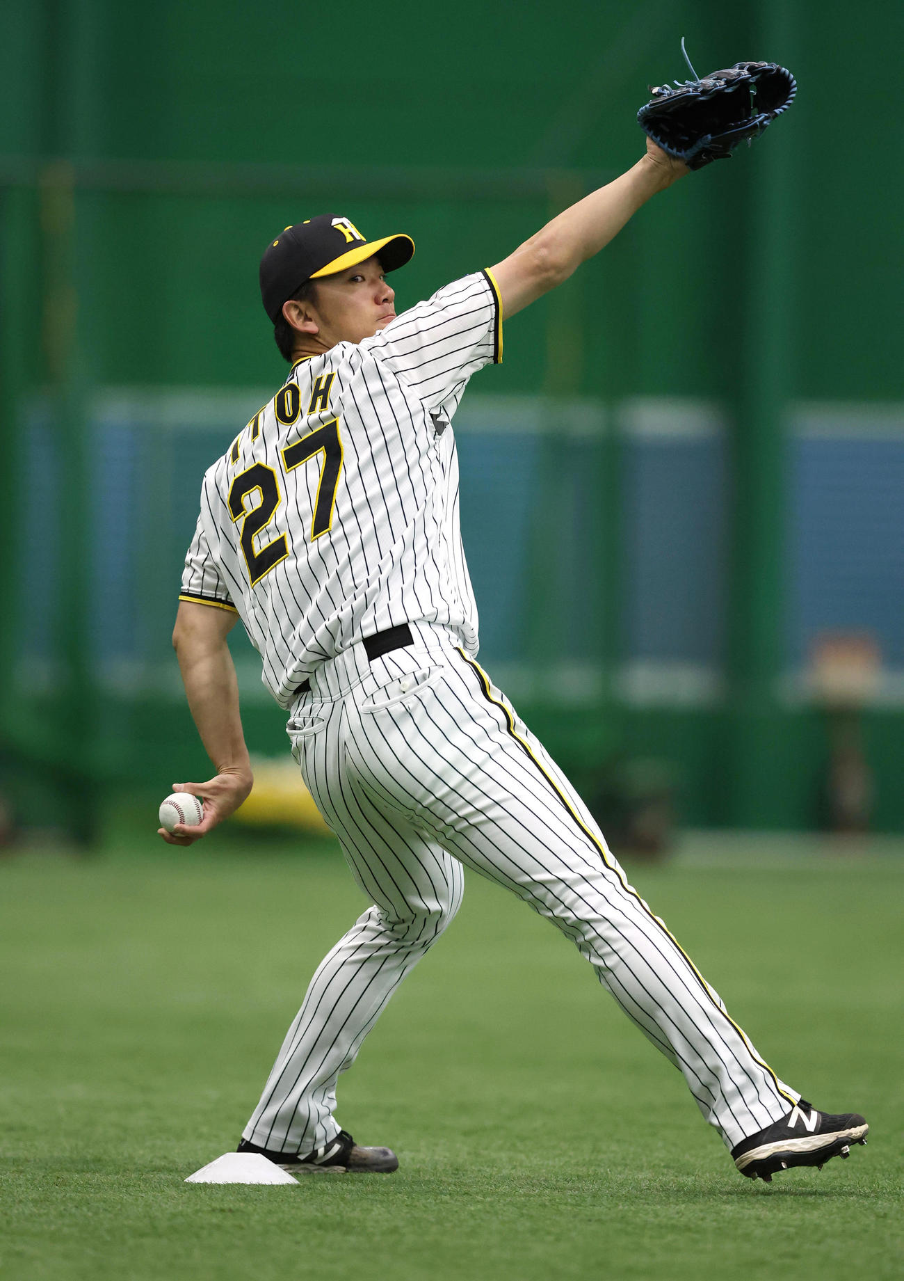 投手指名練習でキャッチボールする伊藤将（撮影・白石智彦）