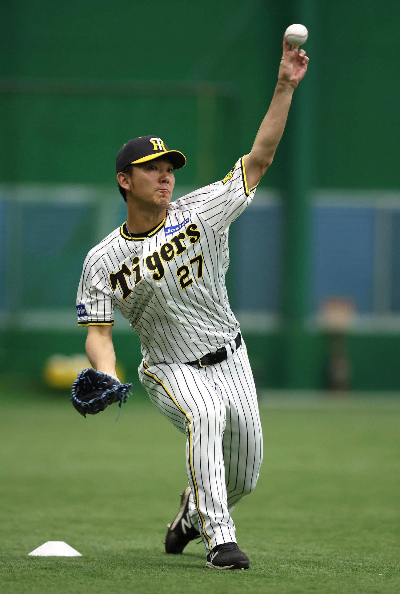投手指名練習でキャッチボールする伊藤将（撮影・白石智彦）