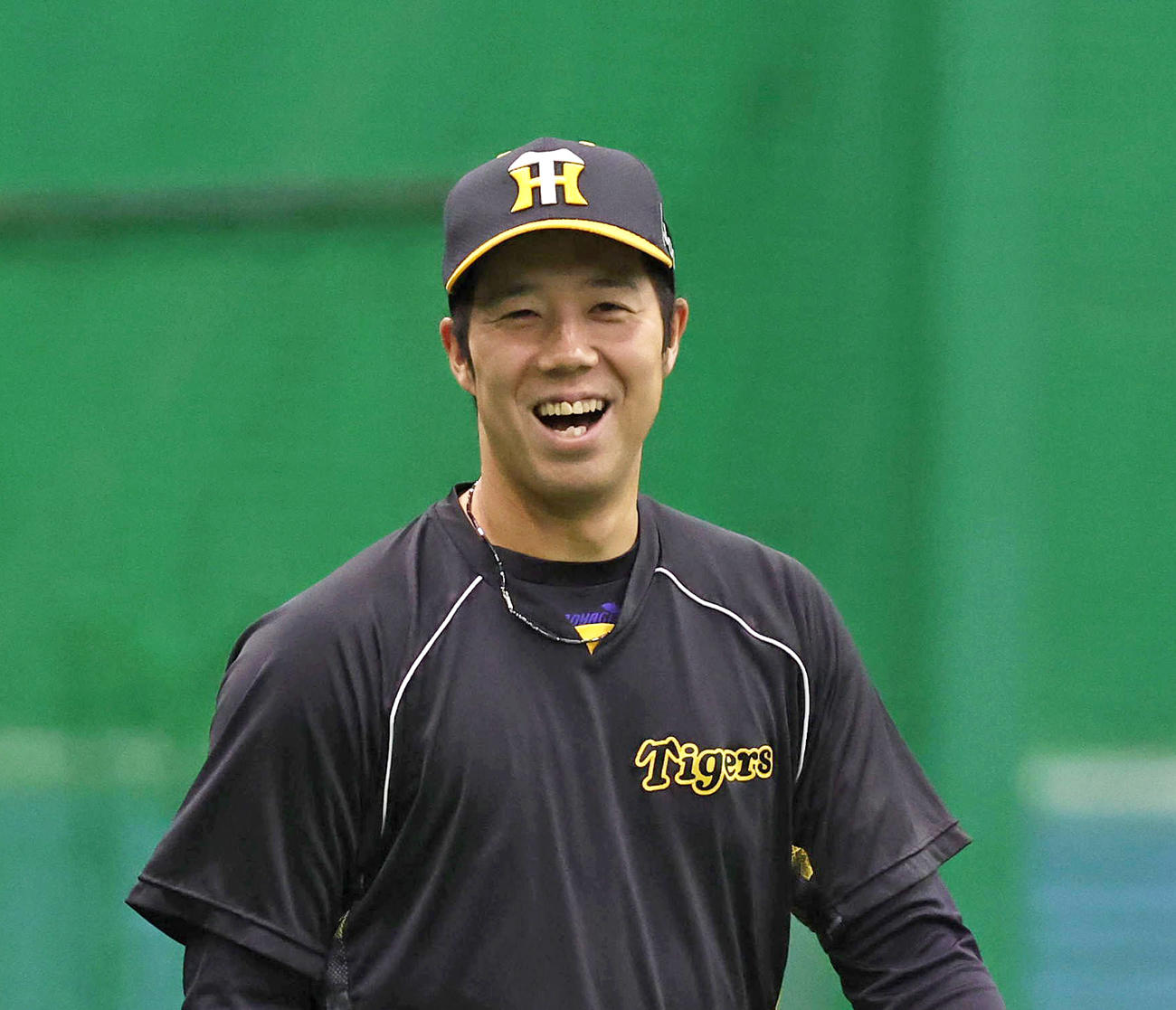 練習で笑顔を見せる青柳晃洋（撮影・白石智彦）