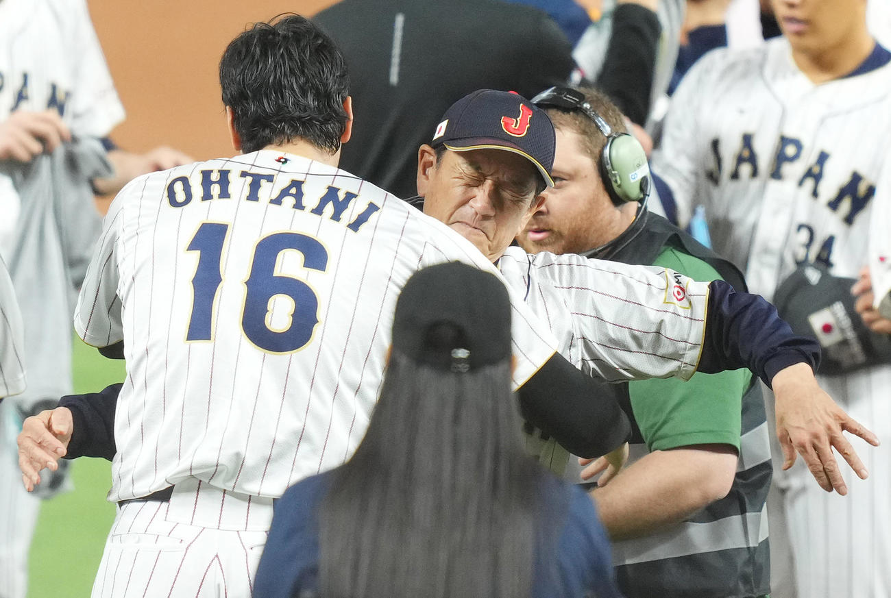 世界一を決め、大谷（左）とハグする栗山監督（2023年3月21日撮影）
