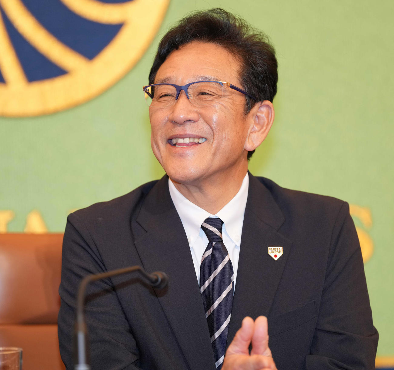 日本記者クラブで会見し、笑顔の侍ジャパン栗山監督（撮影・鈴木みどり）