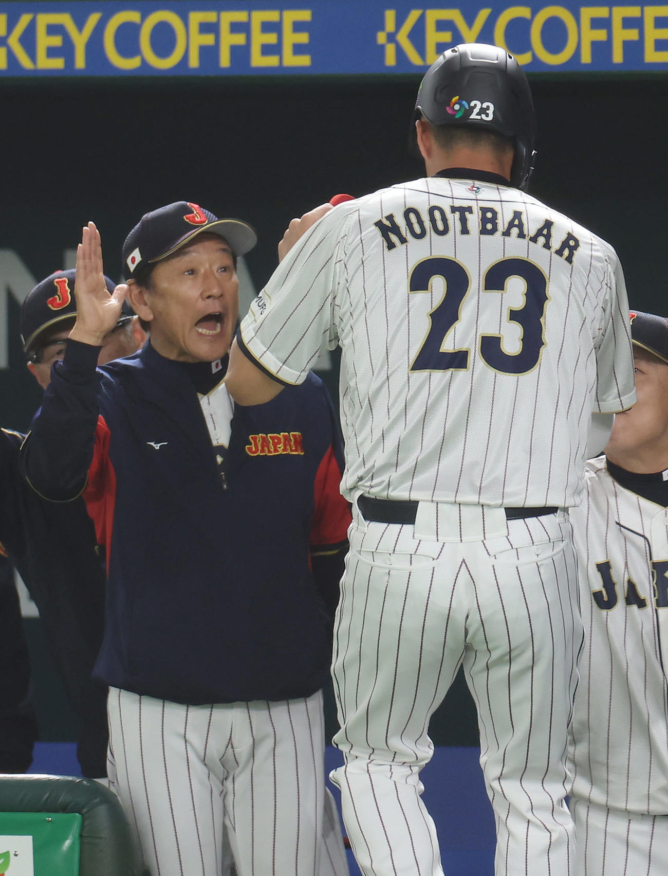 2023年3月9日　中国戦、1回裏に先制の生還を果たしたヌートバー（右）を迎える栗山監督