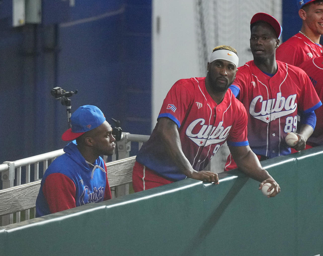 WBC準決勝米国戦、大量失点にブルペンでさえない表情を見せるキューバの、左からR・マルティネス、ガルシア、モイネロ（23年3月19日撮影）