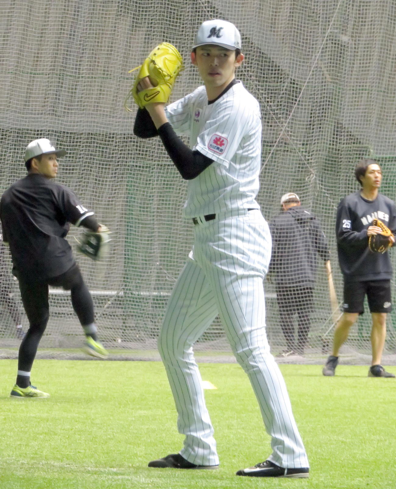 キャッチボールを行うロッテ佐々木朗（撮影・鎌田直秀）