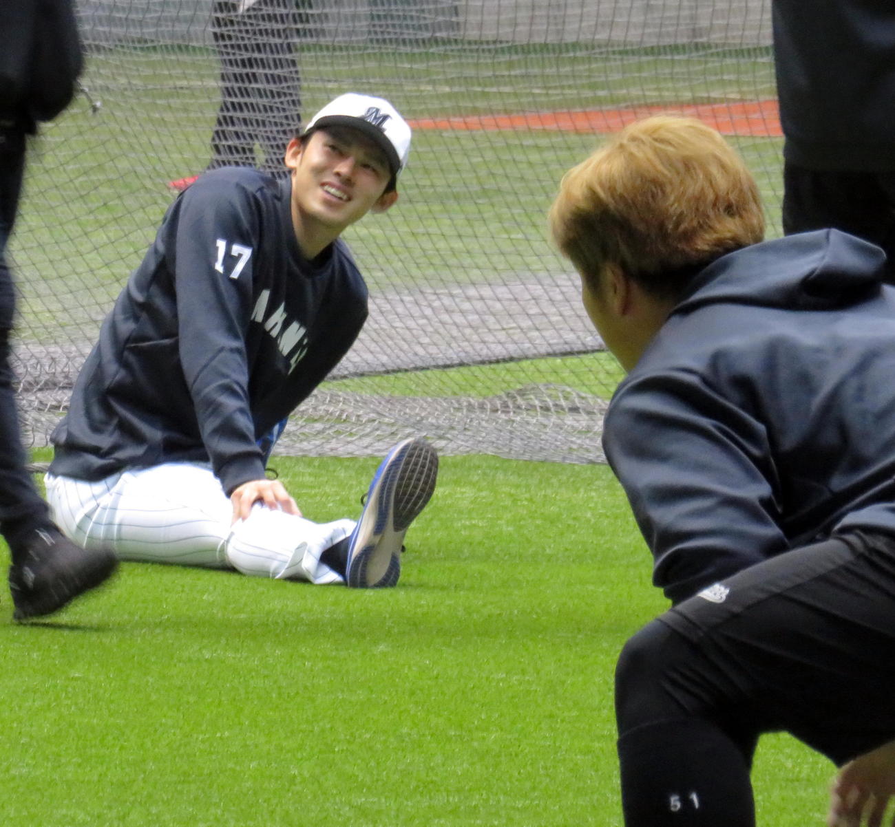 笑顔でストレッチを行うロッテ佐々木朗（撮影・鎌田直秀）