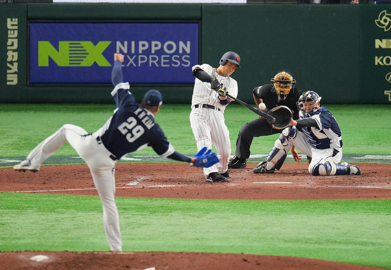 日本対韓国　3回裏日本無死一、三塁、適時二塁打を放つ近藤。投手金広鉉（2023年3月10日撮影）