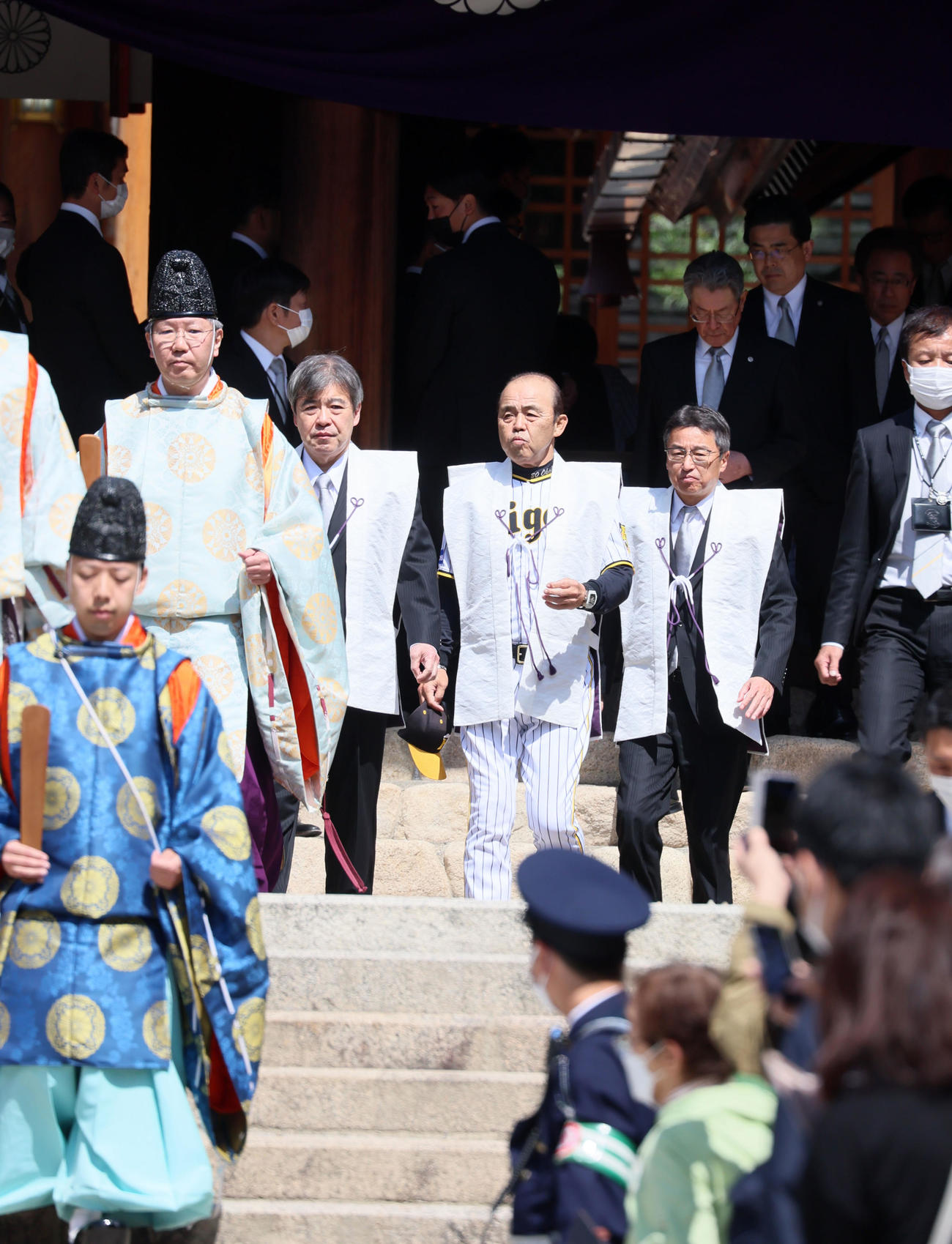 広田神社へ参拝を行った岡田監督。左は杉山オーナー、右は百北球団社長（撮影・加藤哉）