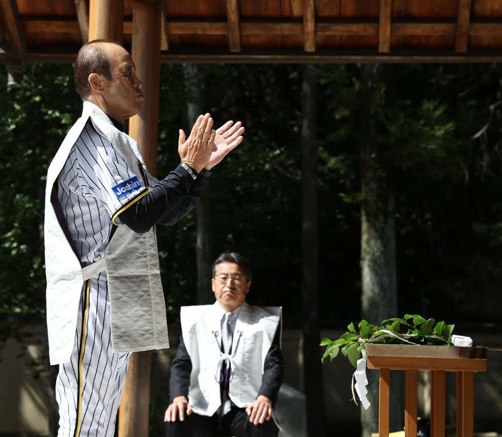 広田神社を必勝祈願で訪れた岡田監督は玉ぐしを奉納する（撮影・上田博志）