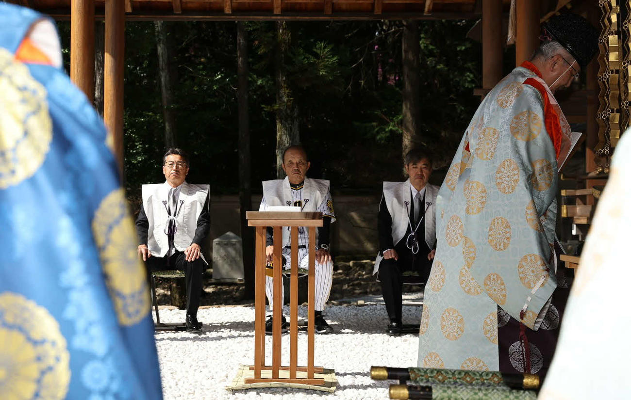 広田神社で必勝祈願をする右から阪神タイガース杉山オーナー、岡田監督、百北社長(撮影・上田博志)