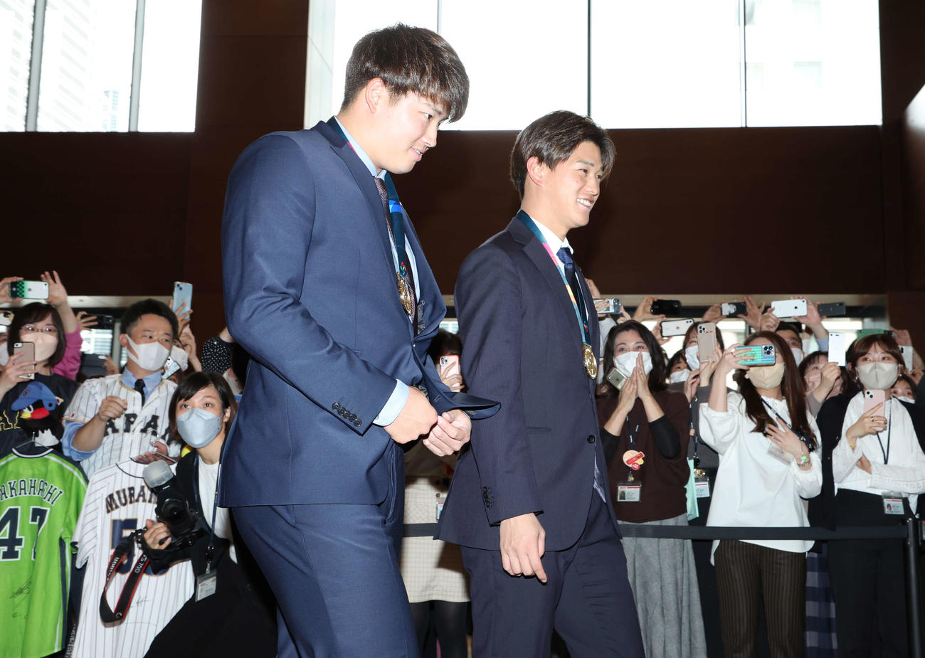 WBC優勝報告を終え、ヤクルト本社スタッフから歓迎を受ける村上（左）と高橋（撮影・宮地輝）