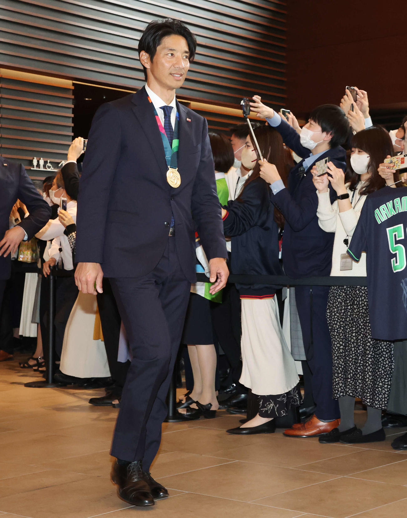 WBC優勝報告を終え、ヤクルト本社スタッフから歓迎を受ける城石コーチ（撮影・宮地輝）