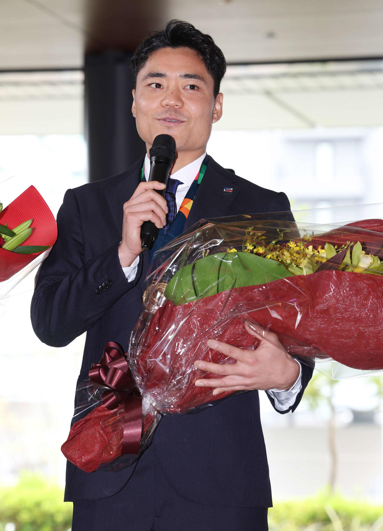 ヤクルト本社でのWBC優勝報告を終え、あいさつする中村（撮影・宮地輝）