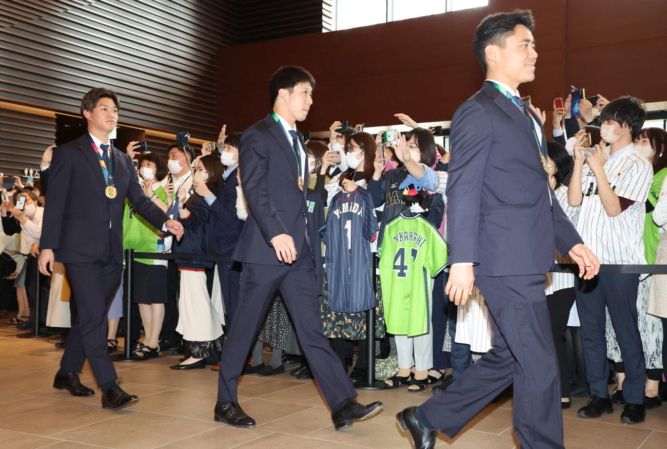 WBC優勝報告を終え、ヤクルト本社スタッフから歓迎を受ける。左から高橋、山田、中村（撮影・宮地輝）