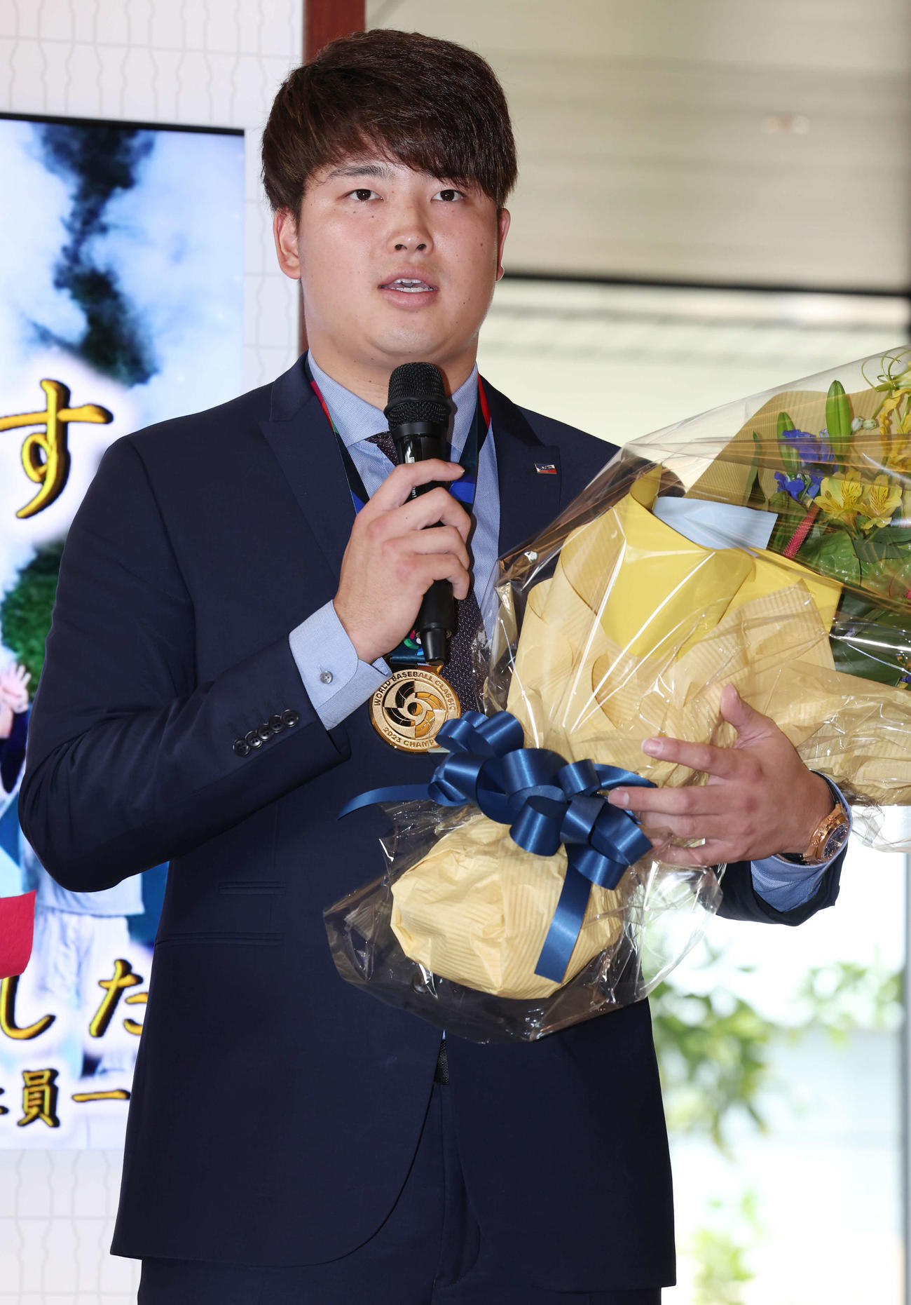 ヤクルト本社でのWBC優勝報告を終え、あいさつする村上（撮影・宮地輝）