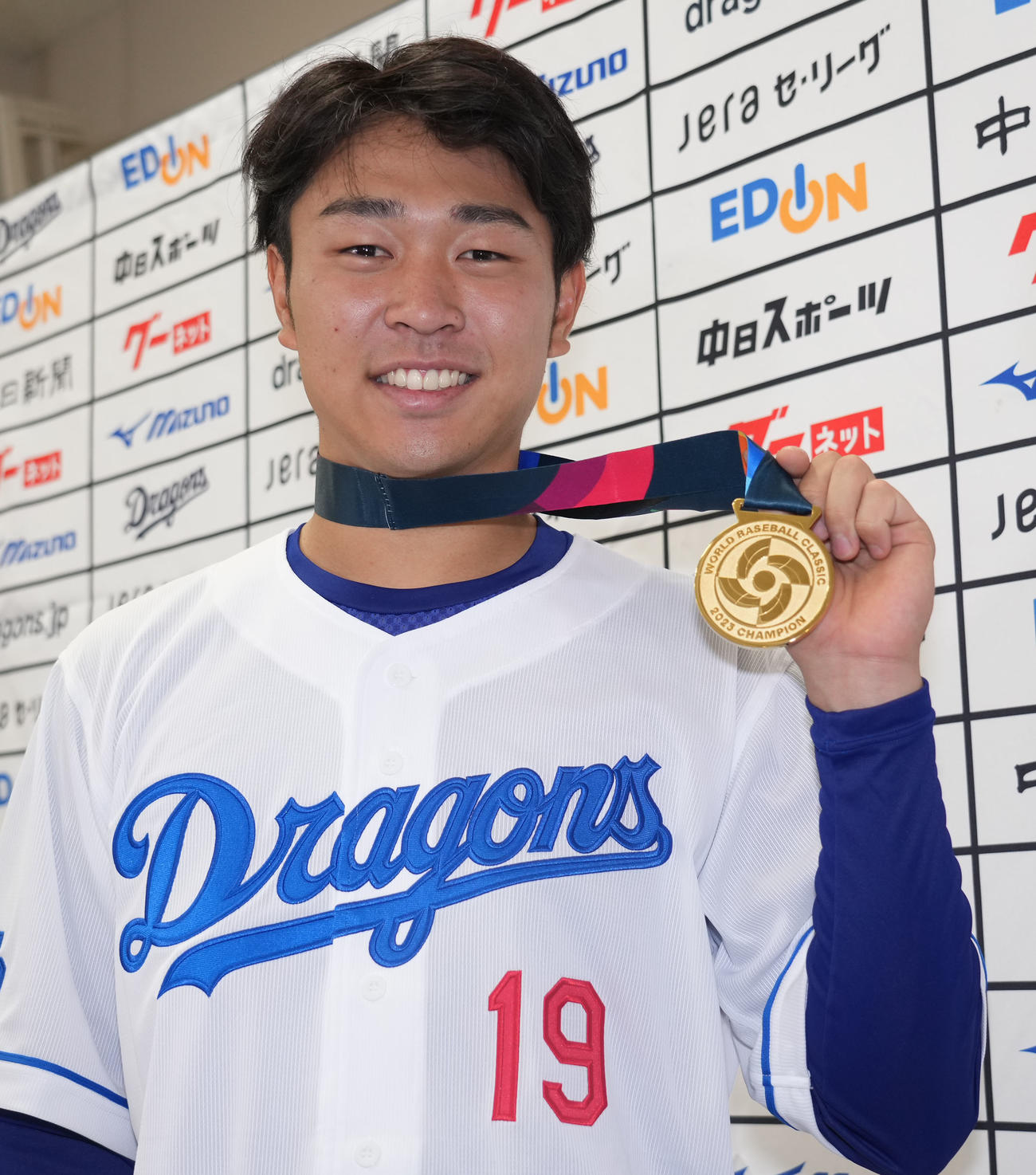 WBC優勝金メダルを手に明るい表情でポーズを決める高橋宏斗（2023年3月撮影）